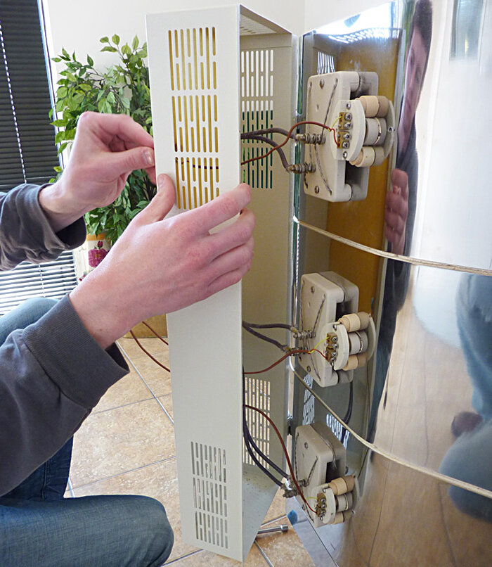 Assembly swinging element box