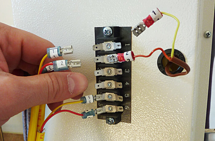 Assembly disconnecting thermocouple wires